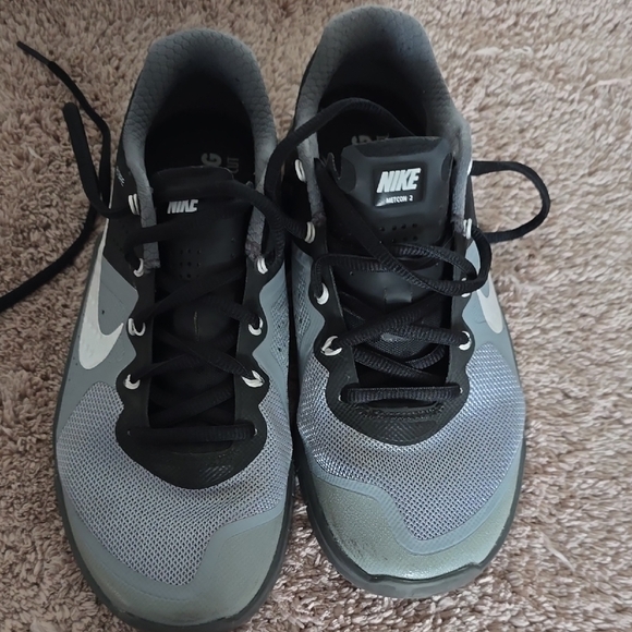 Nike Gray and Black Athletic Shoes with Sleek Design - Picture 1 of 9